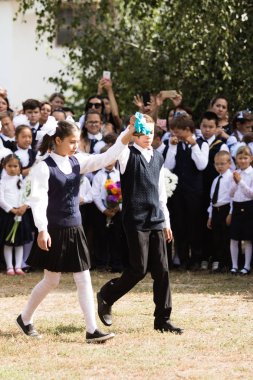 Petropavlovsk, Kazakistan - 2 Eylül 2017: Okul bahçesinde öğrenciler ve öğretmenler ile okul hattı mevcuttur. Çocuklar okula geri dön. Okulun ilk günü Kazakistan'daki bilgi günü.