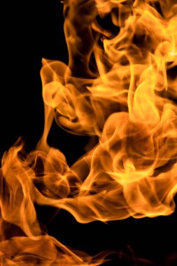 alevler siyah arkaplanda