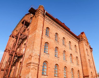 mavi gökyüzü arka plan üzerinde kırmızı tuğla, eski bina