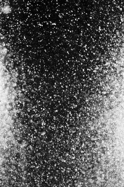 bulanık siyah bir arka plan üstünde su damlaları