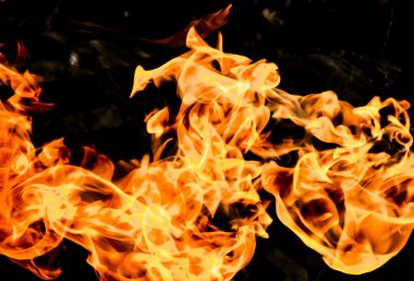 alevler siyah arkaplanda