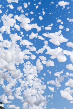 sabun köpüğü gökyüzüne karşı