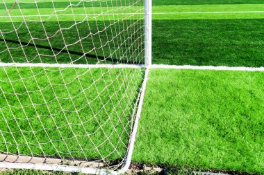 Futbol sahasındaki arkadan görünüm arkasında hedefte net