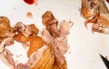 Tavuk yedikten sonra kirli tabak