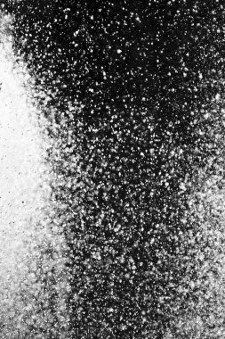 bulanık siyah bir arka plan üstünde su damlaları