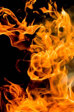 alevler siyah arkaplanda