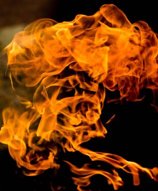 alevler siyah arkaplanda