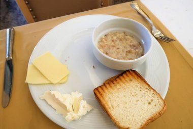 Kahvaltı, yulaf lapası ekmek tereyağı