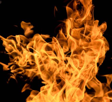 alevler siyah arkaplanda