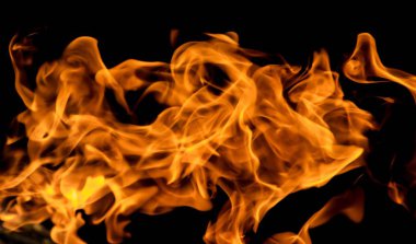 alevler siyah arkaplanda