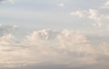 Mavi gökyüzünde beyaz bulutlar