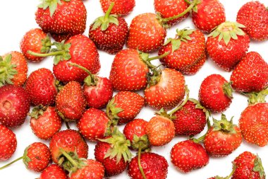 Beyaz arka plan üzerinde izole olgun çilek