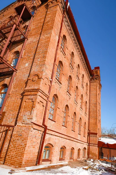 Viejo Edificio Ladrillo Rojo Sobre Fondo Azul Cielo —  Fotos de Stock