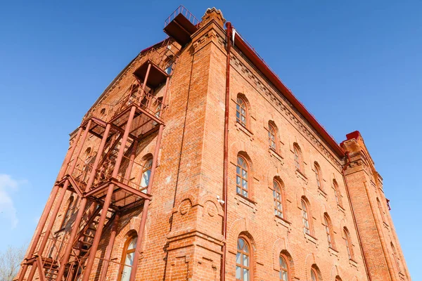 Old Building Red Brick Blue Sky Background — Stock Photo, Image