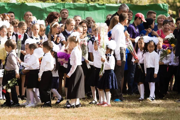 Petropavlovsk Kazajstán Septiembre 2017 Línea Escolar Está Patio Escuela Con — Foto de Stock