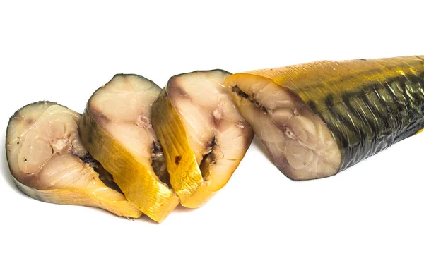 白い背景に分離された魚の燻製サバ — ストック写真