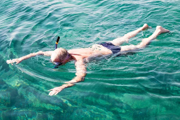 Ein Maskierter Mann Schwimmt Einen Blick Von Oben — Stockfoto