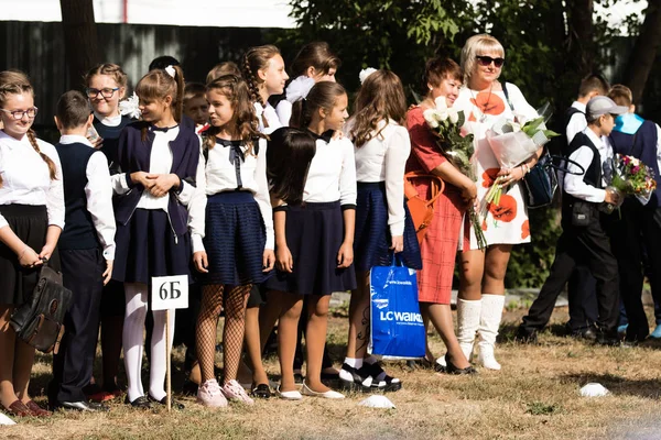 Petropavlovsk Cazaquistão Setembro 2017 Linha Escola Está Pátio Escola Com — Fotografia de Stock