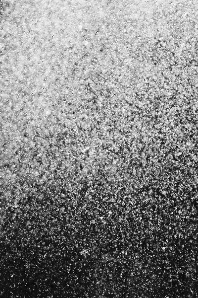 капли воды в воздухе на черном фоне размыты
