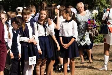 Petropavlovsk, Kazakistan - 2 Eylül 2017: Okul bahçesinde öğrenciler ve öğretmenler ile okul hattı mevcuttur. Çocuklar okula geri dön. Okulun ilk günü Kazakistan'daki bilgi günü.