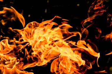 alevler siyah arkaplanda