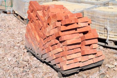 Bir palet üzerinde yığılmış tuğla kiremit