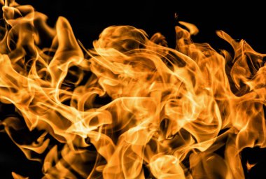 parlak siyah bir zemin üzerine ateş Alevi