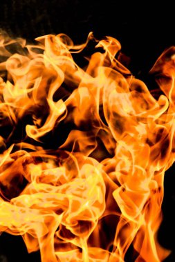 alevler siyah arkaplanda