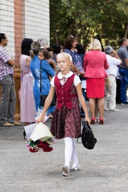 Petropavlovsk, Kazakistan - 2 Eylül 2017: Okul bahçesinde öğrenciler ve öğretmenler ile okul hattı mevcuttur. Çocuklar okula geri dön. Okulun ilk günü Kazakistan'daki bilgi günü.