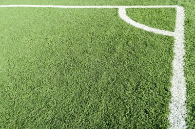 Beyaz çizgili suni çim futbol