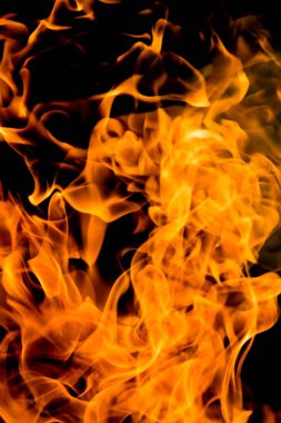 alevler siyah arkaplanda