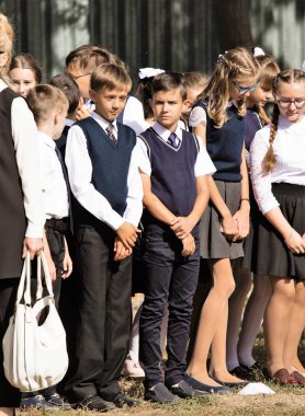 Petropavlovsk, Kazakistan - 2 Eylül 2017: Okul bahçesinde öğrenciler ve öğretmenler ile okul hattı mevcuttur. Çocuklar okula geri dön. Okulun ilk günü Kazakistan'daki bilgi günü.