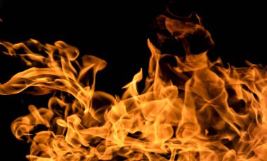 alevler siyah arkaplanda