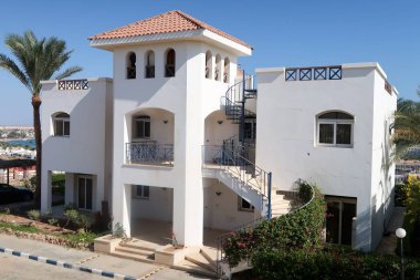 Beyaz Saray villa palmiye ağaçları manzara