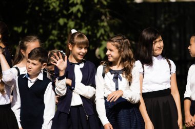 Petropavlovsk, Kazakistan - 2 Eylül 2017: Okul bahçesinde öğrenciler ve öğretmenler ile okul hattı mevcuttur. Çocuklar okula geri dön. Okulun ilk günü Kazakistan'daki bilgi günü.