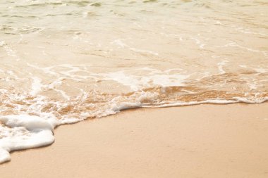 Sakin deniz dalgalı kumsal