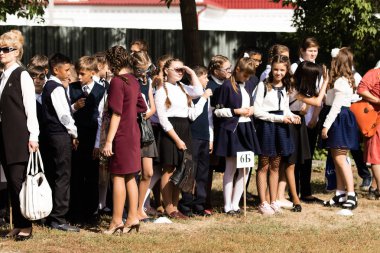 Petropavlovsk, Kazakistan - 2 Eylül 2017: Okul bahçesinde öğrenciler ve öğretmenler ile okul hattı mevcuttur. Çocuklar okula geri dön. Okulun ilk günü Kazakistan'daki bilgi günü.