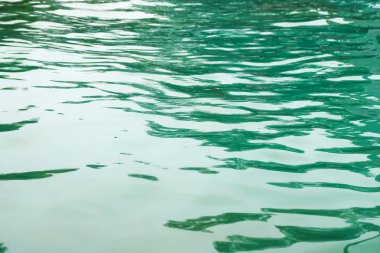 su yüzeyi bir nehir arka planda