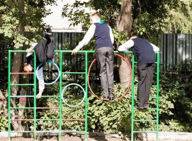 Petropavlovsk, Kazakistan - 2 Eylül 2017: Okul bahçesinde öğrenciler ve öğretmenler ile okul hattı mevcuttur. Çocuklar okula geri dön. Okulun ilk günü Kazakistan'daki bilgi günü.