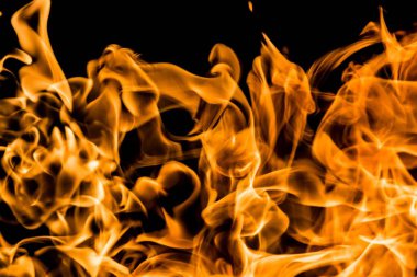 Siyah arkaplanda yangın