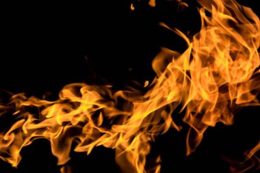 alevler siyah arkaplanda