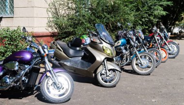 Petropavlovsk, Kazakistan - 3 Eylül 2017: Motosiklet asfalt üzerinde. Motosiklet park.