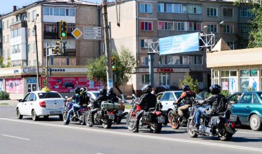 Petropavlovsk, Kazakistan - 3 Eylül 2017: Motosiklet bisikletçileri sürücü şehrin içinden asfalt üzerinde.