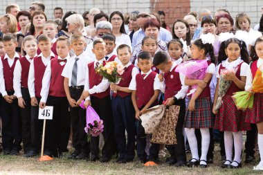 Petropavlovsk, Kazakistan - 2 Eylül 2017: Okul bahçesinde öğrenciler ve öğretmenler ile okul hattı mevcuttur. Çocuklar okula geri dön. Okulun ilk günü Kazakistan'daki bilgi günü.