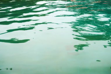 su yüzeyi bir nehir arka planda