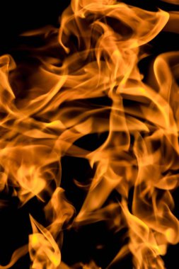 alevler siyah arkaplanda