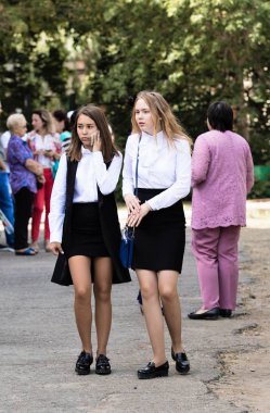 Petropavlovsk, Kazakistan - 2 Eylül 2017: Okul bahçesinde öğrenciler ve öğretmenler ile okul hattı mevcuttur. Çocuklar okula geri dön. Okulun ilk günü Kazakistan'daki bilgi günü.