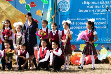 Petropavlovsk, Kazakistan - 2 Eylül 2017: Okul bahçesinde öğrenciler ve öğretmenler ile okul hattı mevcuttur. Çocuklar okula geri dön. Okulun ilk günü Kazakistan'daki bilgi günü.