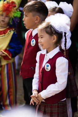 Petropavlovsk, Kazakistan - 2 Eylül 2017: Okul bahçesinde öğrenciler ve öğretmenler ile okul hattı mevcuttur. Çocuklar okula geri dön. Okulun ilk günü Kazakistan'daki bilgi günü.