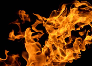 alevler siyah arkaplanda